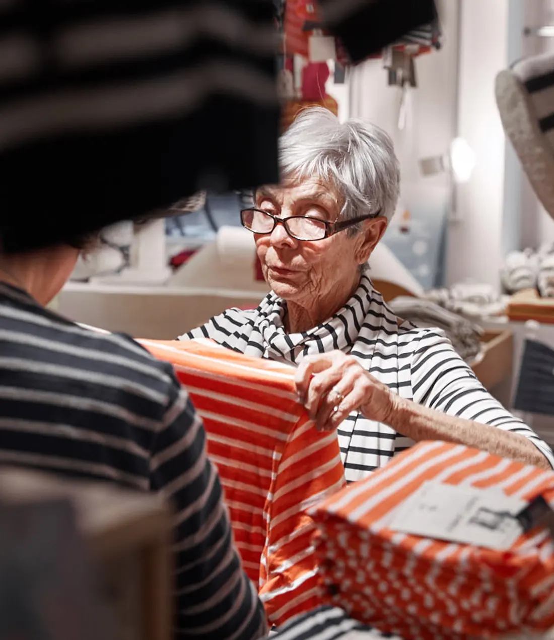 Ti Breizh Boutique de la mer Person schaut sich Kleidung an