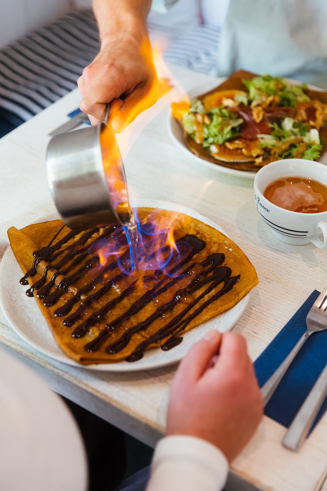 Ein Crêpe mit flambiert mit Calvados