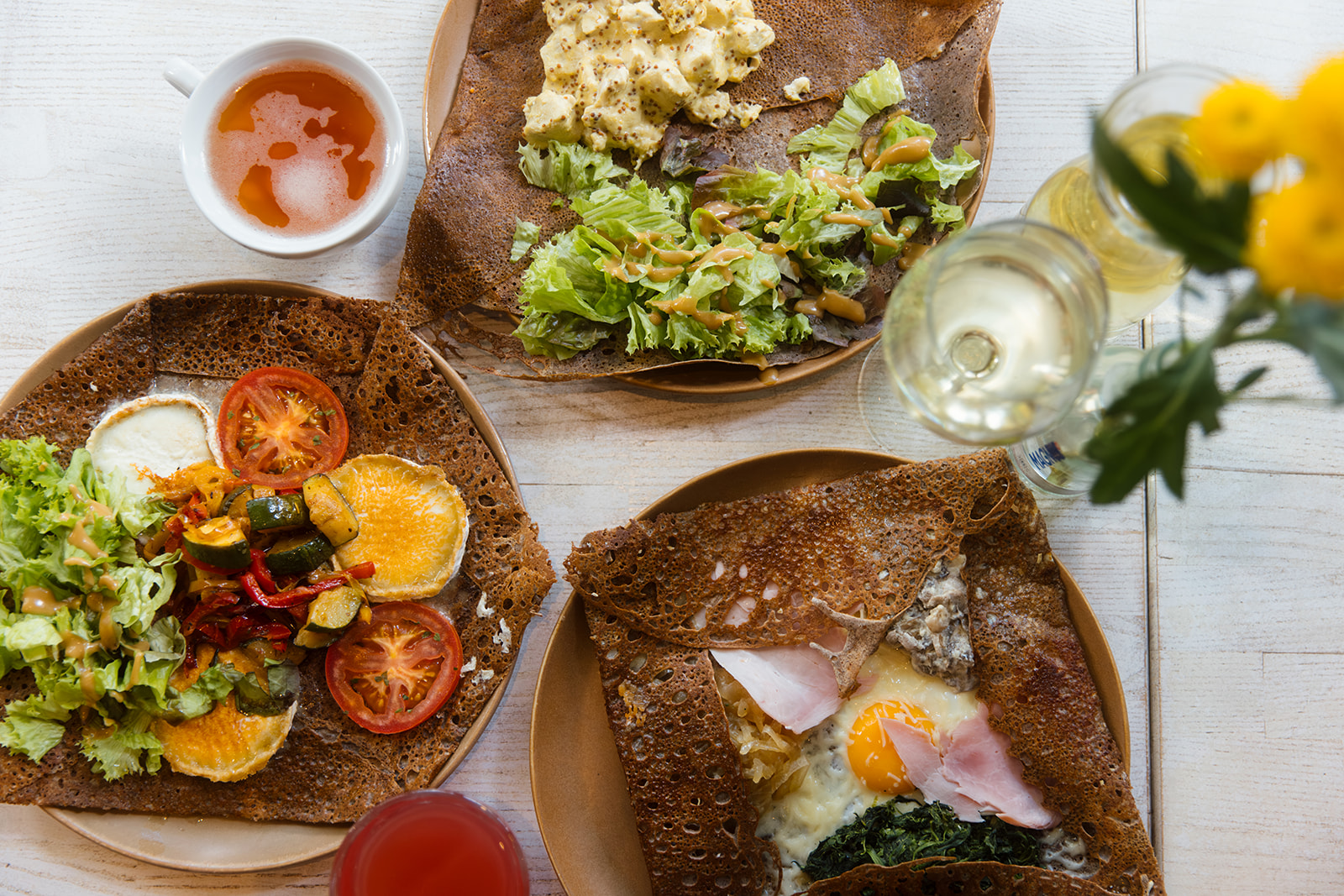 Französische Galettes mit Wein und Cidre auf Tisch