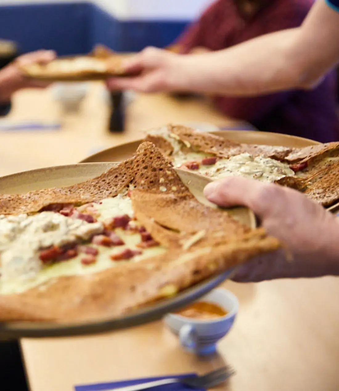Zwei Teller mit Speisen von Ti Breizh