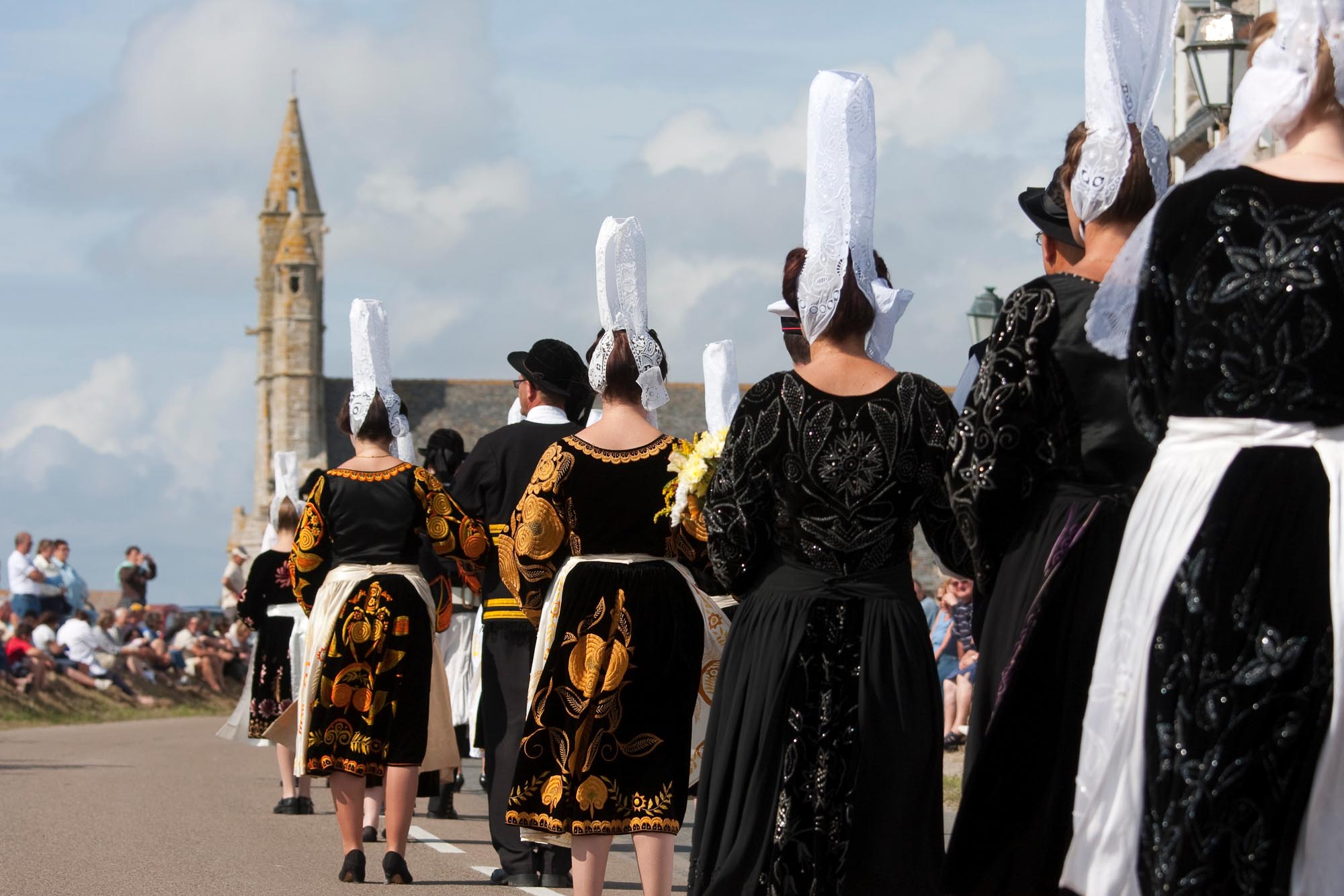 Bretonische Menschen bei einem traditionellen Fest