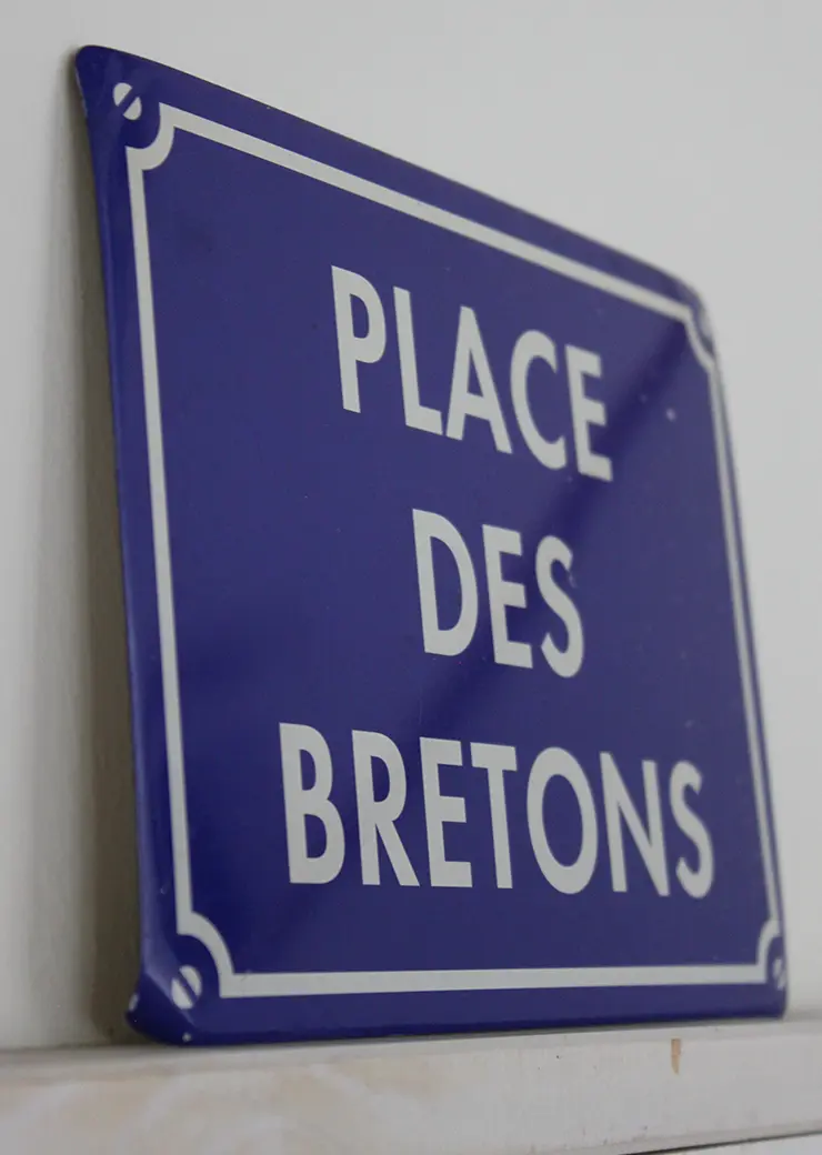 Schild mit einer französischen Aufschrift