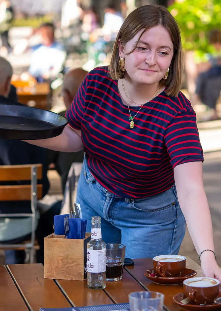Mitarbeiterin serviert Getränke
