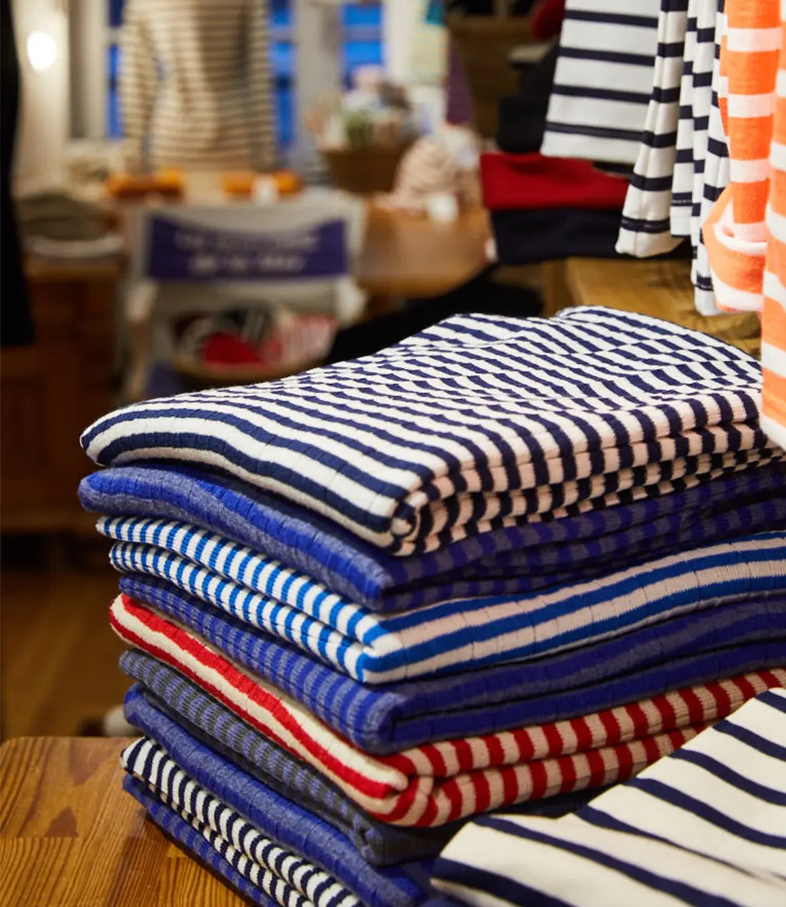 Ti Breizh Boutique de la mer ein Stapel von Kleidung