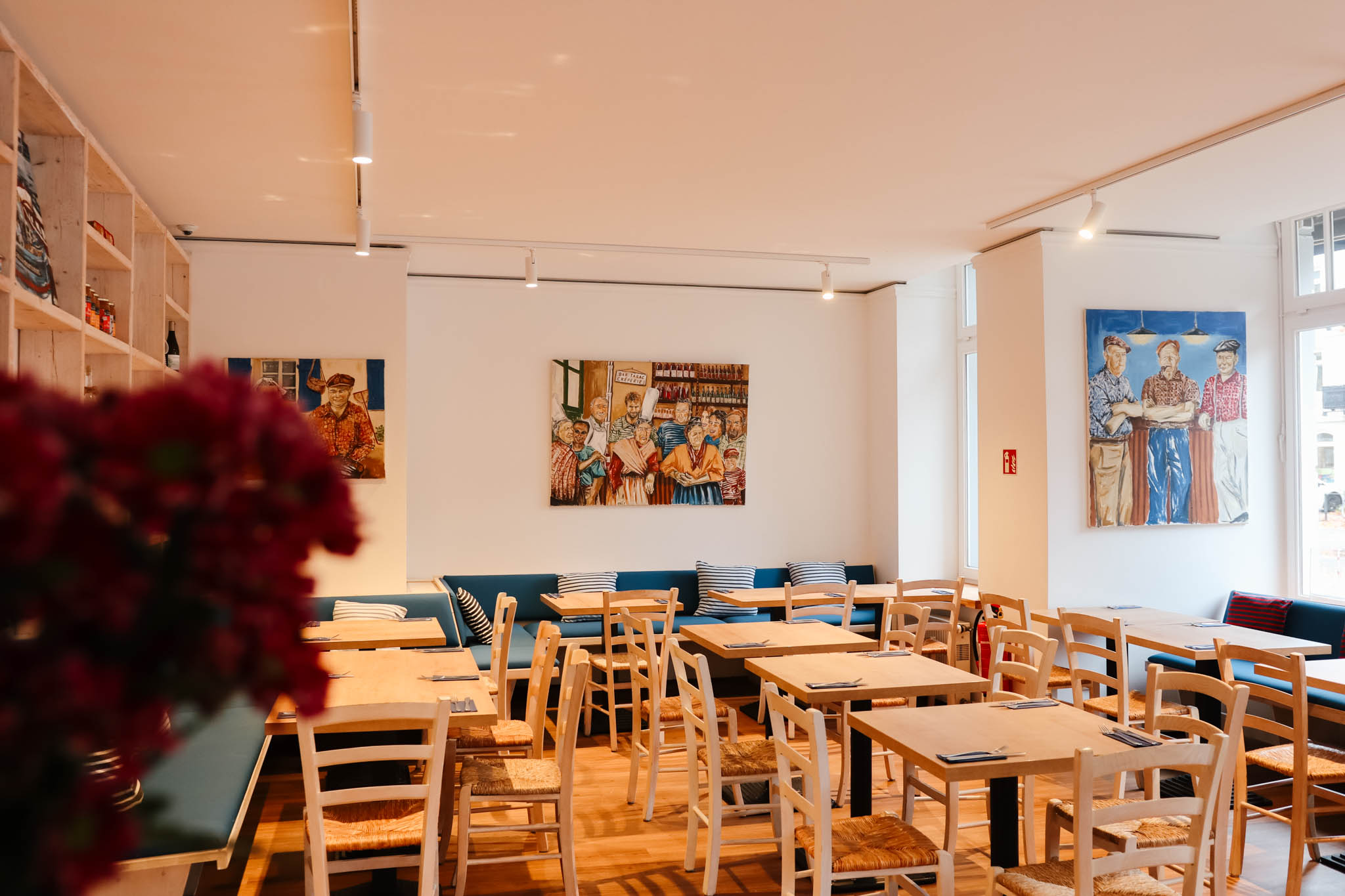 Mitarbeiter serviert zwei Speisen