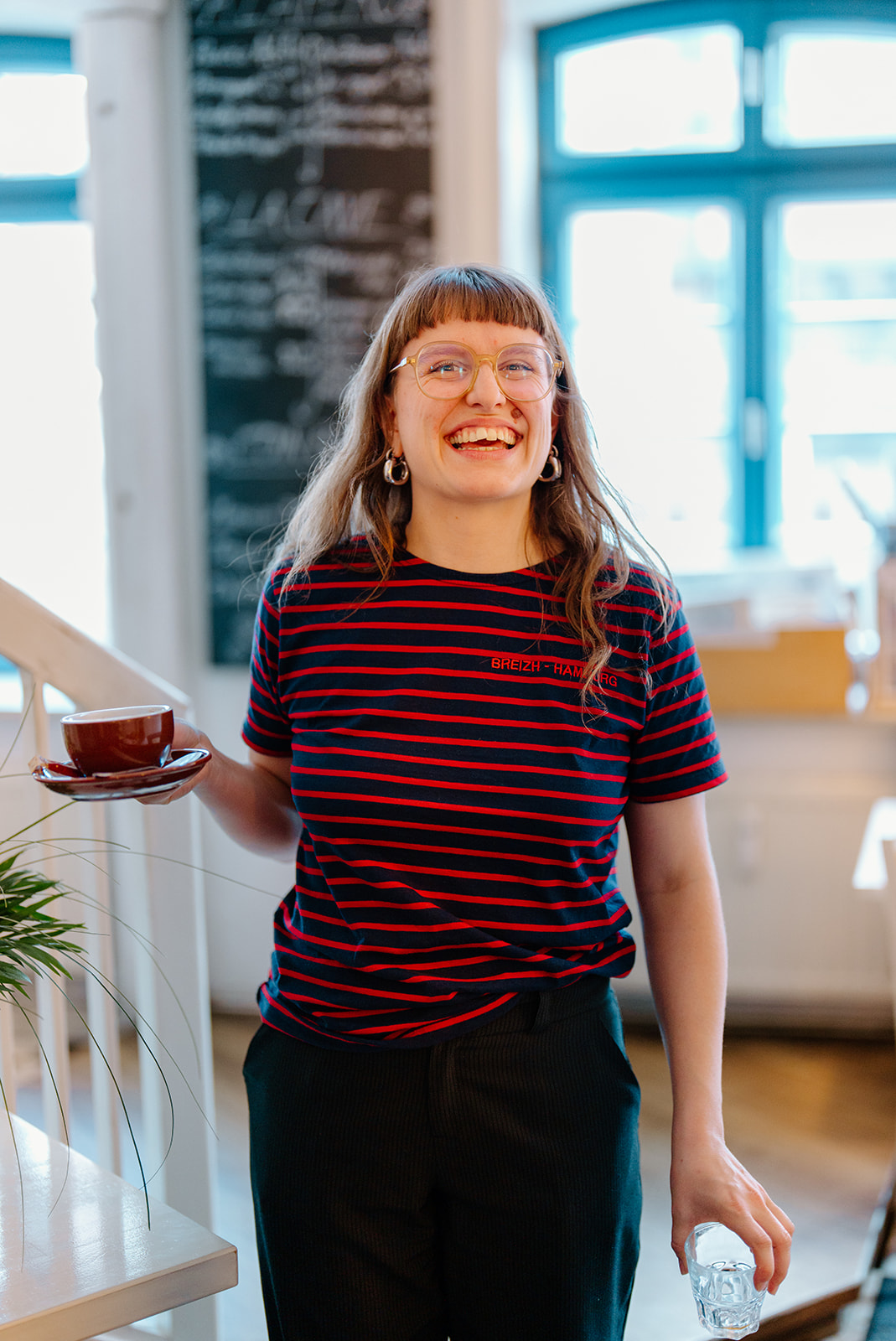 Mitarbeiterin die Kaffeetasse trägt