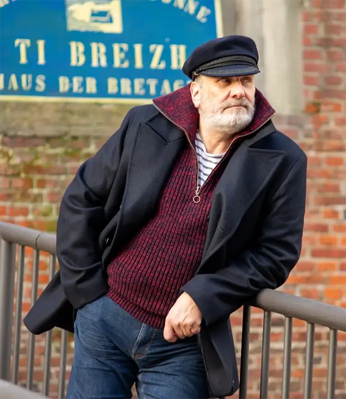 Person steht vor dem Ti Breizh Geschäft