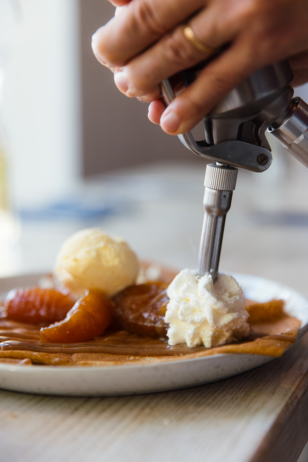 Ein Teller mit einem Crepe mit Eis, Birnen und Sahne